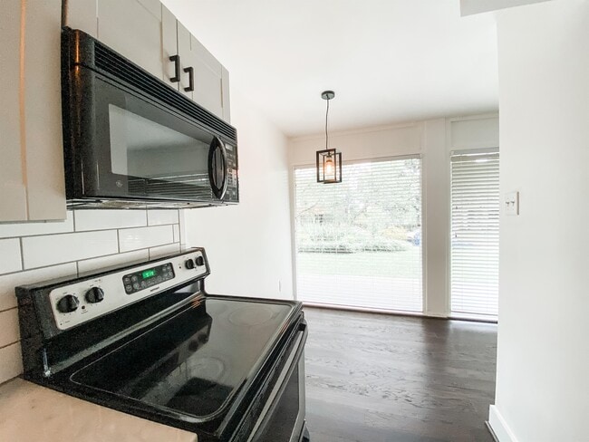 Photo - 2990 Rhodes Cir S