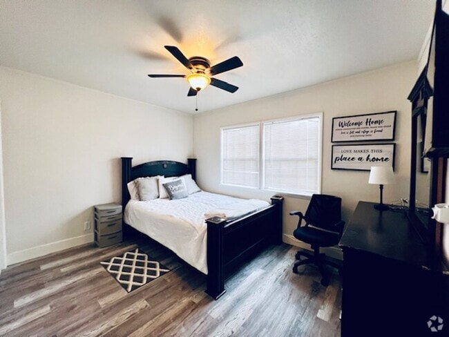 Building Photo - Ready for move in single family home, 2 b...