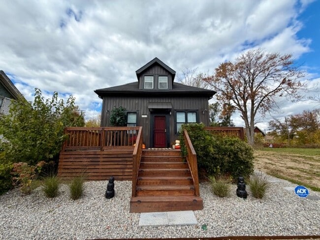 Building Photo - Fully Furnished And Updated 4 bedroom 2 ba...