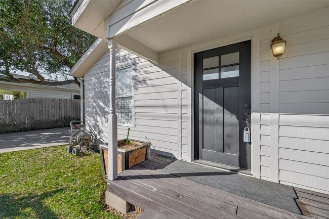 Photo - 705 Center St