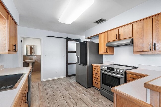 Photo - 821 Hollingsworth Rd