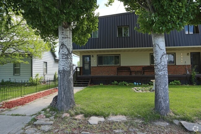 Building Photo - UTILITIES INCLUDED! Large 3 bed/ 1.5 bath ... Rental