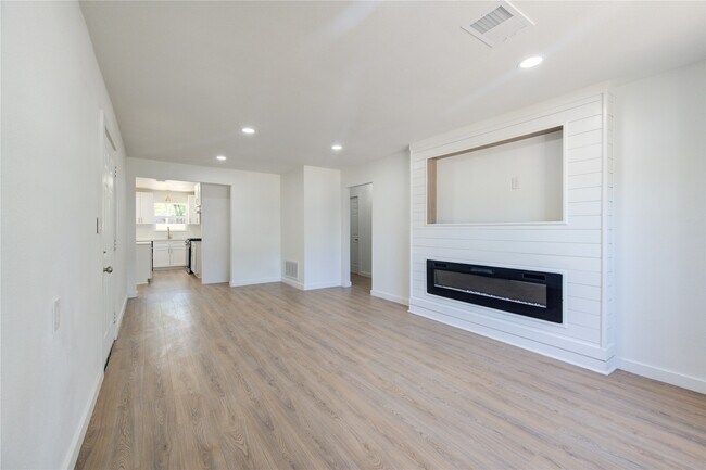 Photo - 6725 Madrid St