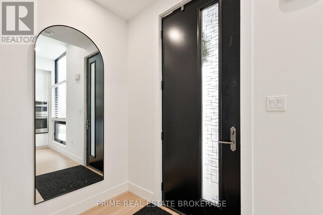 Photo - 417 Base Line Rd E Unité 1