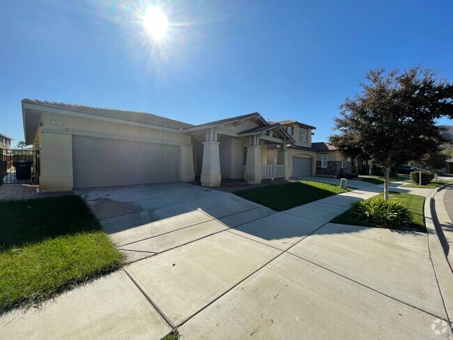 Building Photo - A beautiful House 3 bd/ 3 full ba in Escon...