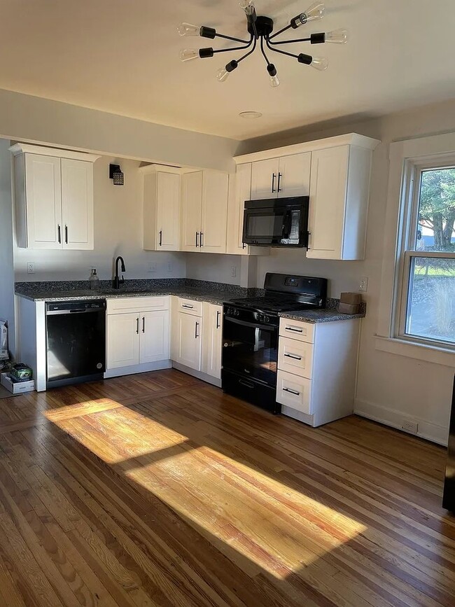 Building Photo - Charming Pet-Friendly Belmont Rental Near Downtown