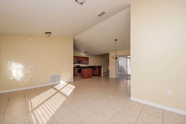 Photo - 905 Derbyshire Dr