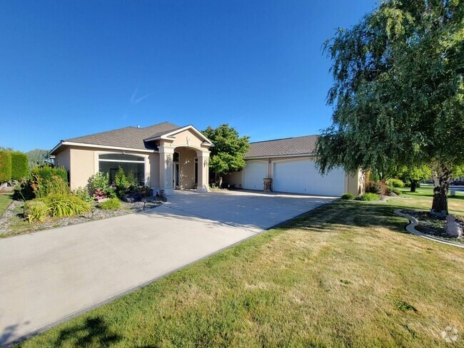 Building Photo - 1200 W Canyon Lakes Dr Rental