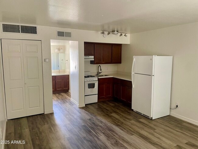 Building Photo - 2301 N 28th St Unit 2 Rental