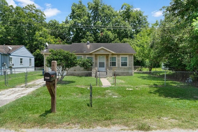 Building Photo - Lovely Brick 3 Bed/1 Bath Home w/ Large Covered Deck Back Porch w/ Fully-Fenced Yard