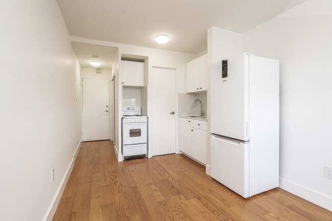 Building Photo - 730 St Clarens Ave Unit 408