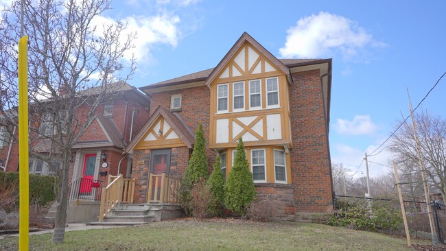 Building Photo - 1082-1082 Avenue Rd Unit 2FL