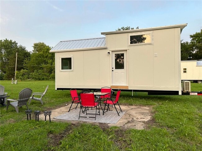 Building Photo - 301 S Prairie St Rental