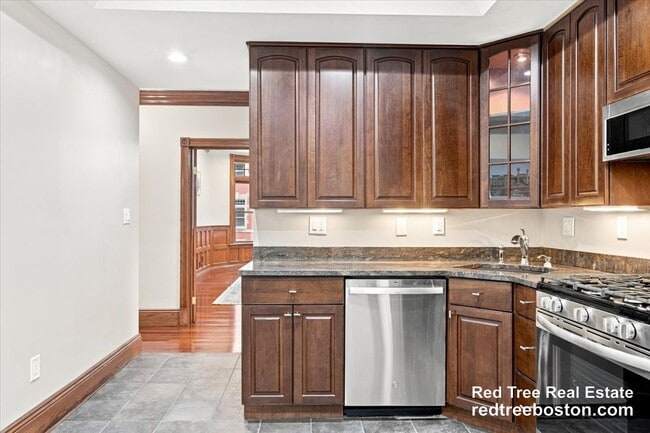 9 Strathmore Rd Unit 2