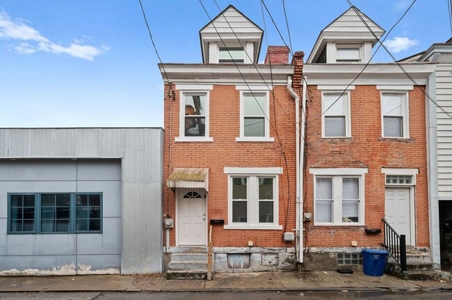 Photo - Newly Renovated 2 Bedroom Unit + Bonus Room In The South Side.  Available Immediately.