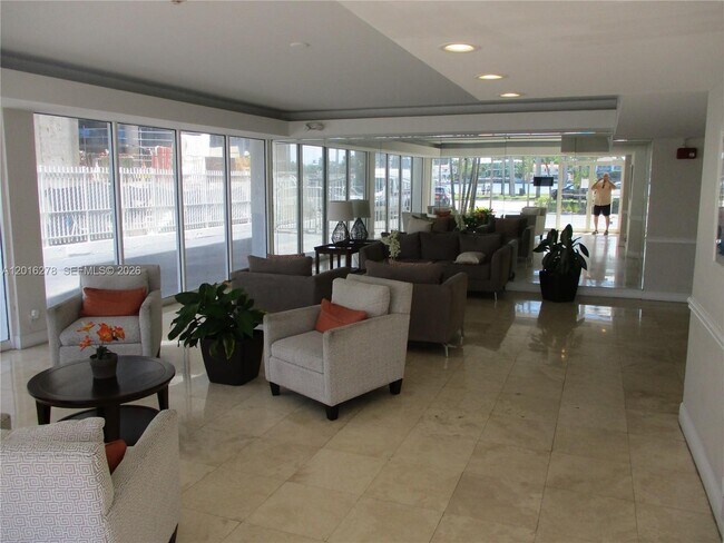 Photo - 5313 Collins Ave Unidad 1111