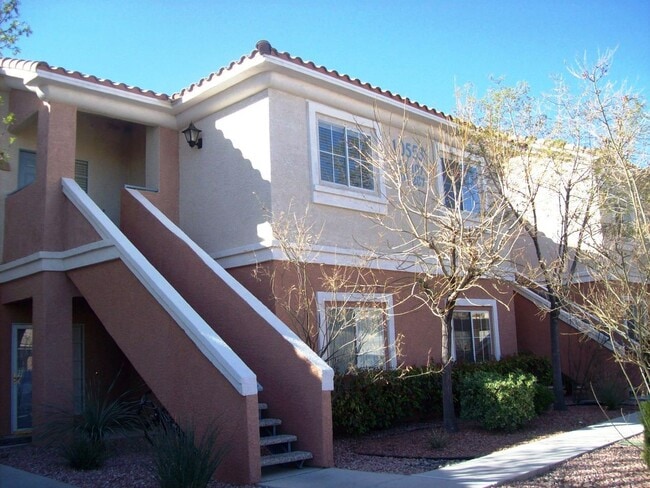 Building Photo - Enormous second story unit in upscale gated Summerlin community