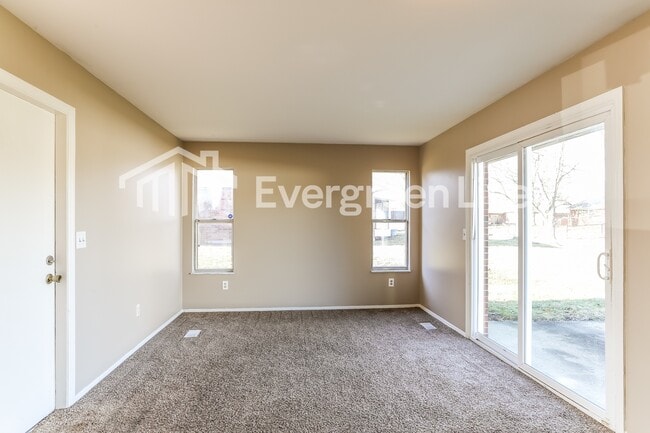 Photo - 868 Liverpool Pl