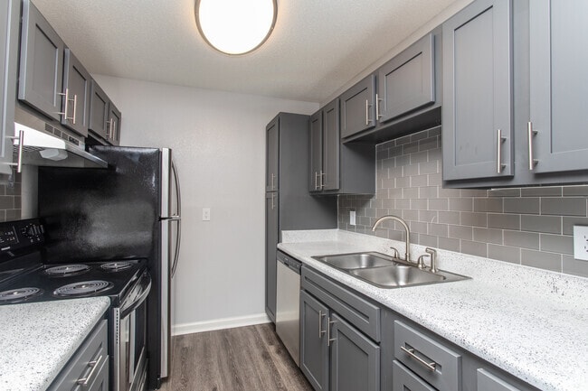2BR, 2BA - 1068SF