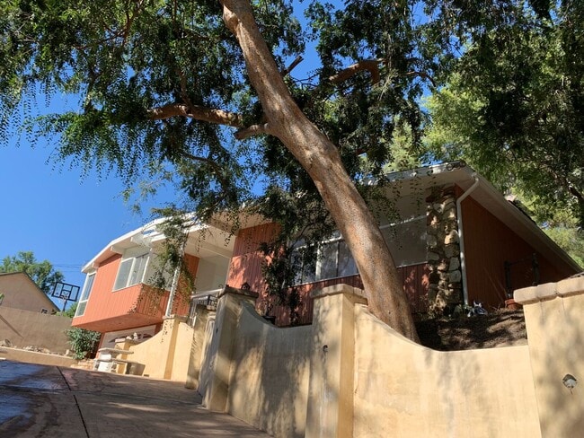 Largo camino privado y aislado con portón que conduce a la casa. - 10458 Pearson Pl