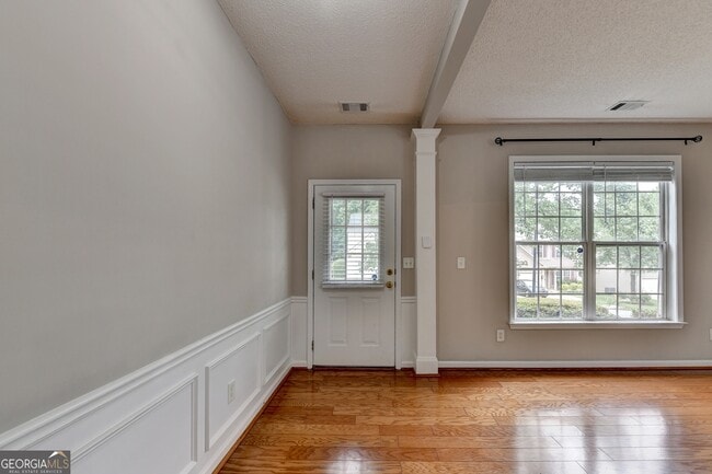 Photo - 565 Alstonefield Dr