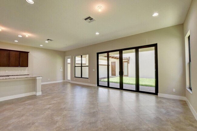 Photo - 2074 Dickens Ter