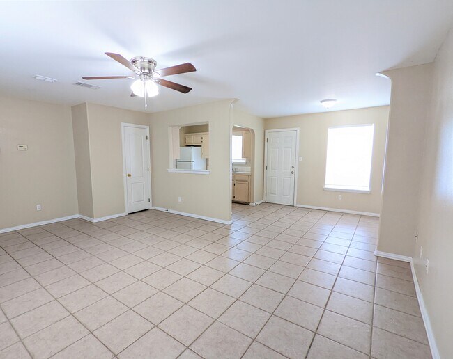 Living Area/ Dining - 2526 Chuparosa Ct Unidad #B