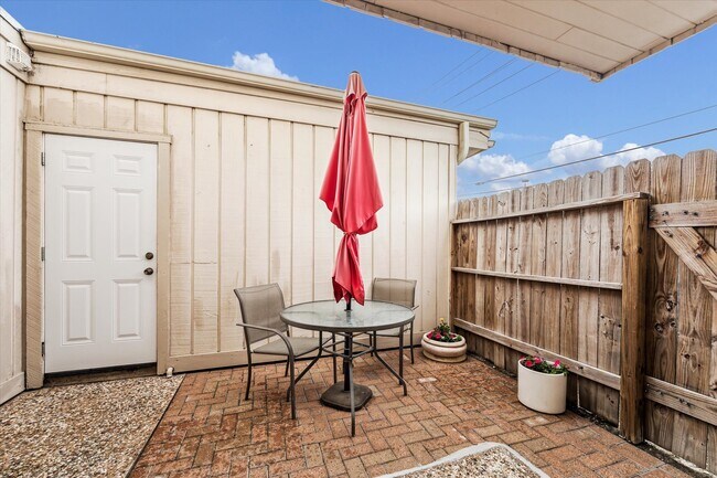 Photo - 1880 Saxony Ln