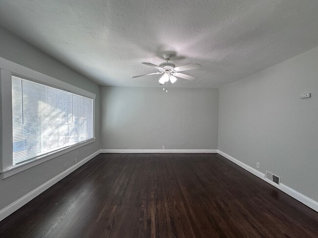 Photo - 2 bedroom House in Oakland - Available Now!