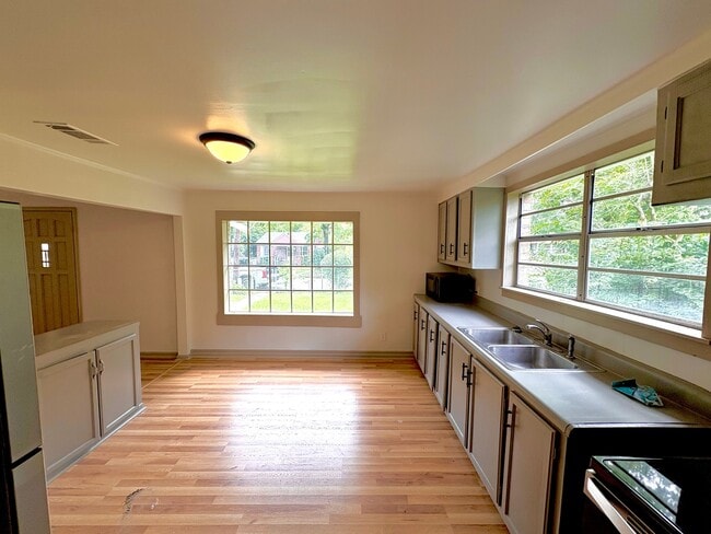 Photo - 861 Welworth St