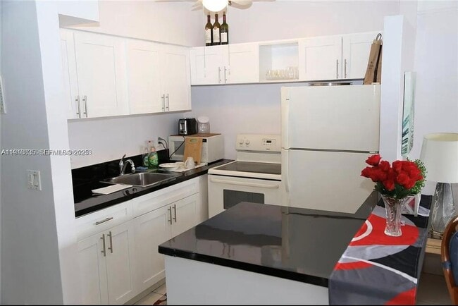 Building Photo - 815 SW 10th Terrace Unit 4V