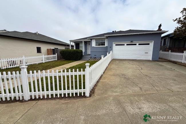 Building Photo - 136 Rosewood Way