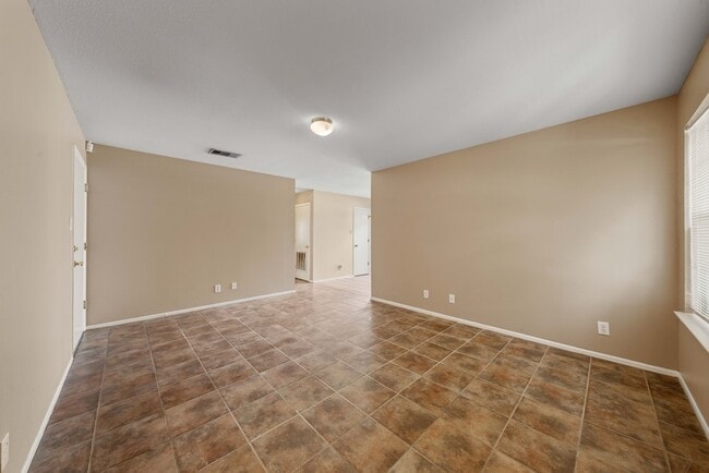 Charming 3-Bed Home with Fenced Yard & Garage in San Antonio – Modern Comfort, Prime Value