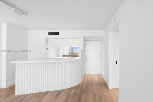 Building Photo - 2655 Collins Ave Unit 2408