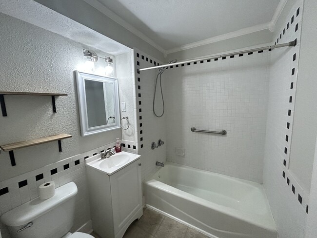 Photo - Renovated unit ready to move in by Downtow... Apartment Unit 1