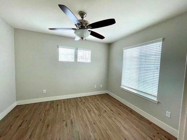 Photo - 2745 Elston St