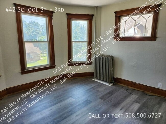 Building Photo - 442 School St Unit 3rd Rental