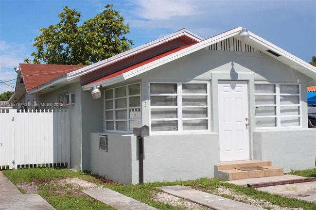 Building Photo - 2385 SW 15th St Unit #E Rental