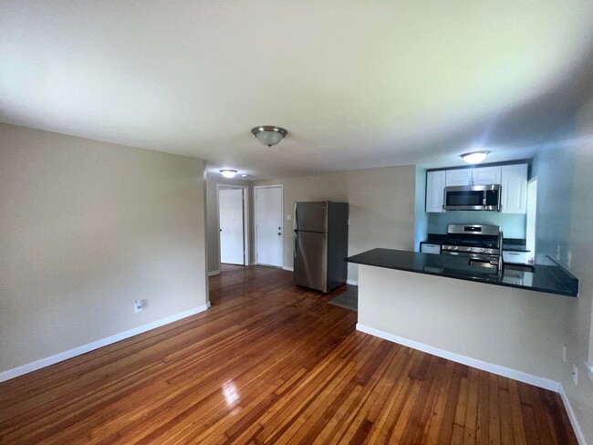 Photo - Gorgeous 1-bedroom, Top floor!  Apartment in quiet Pittsfield Street Unidad #8