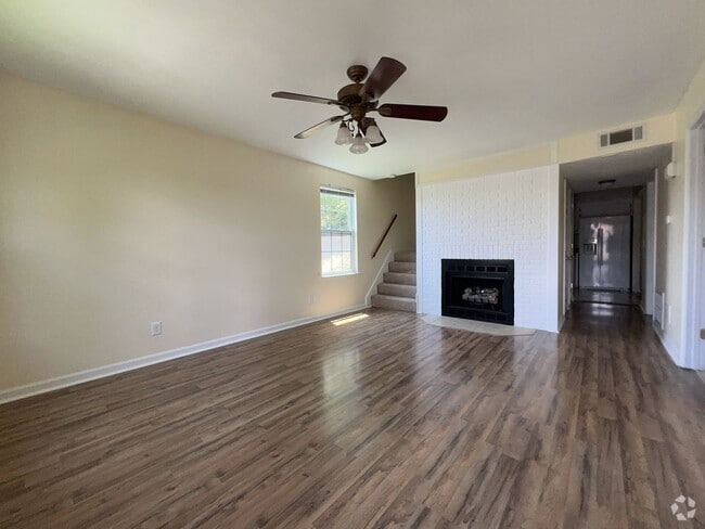 Building Photo - Charming Townhome