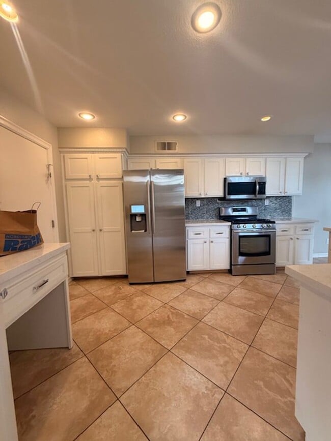 Photo - Spacious 2bed 2.5bath Condo with attached 2 car garage