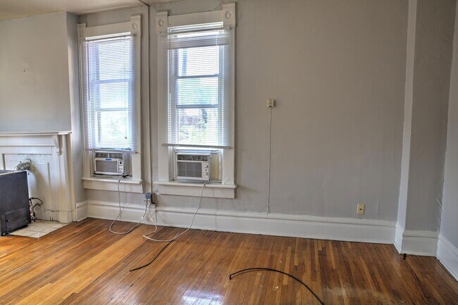 Photo - 250 1/2 W 5th Ave Unidad Front