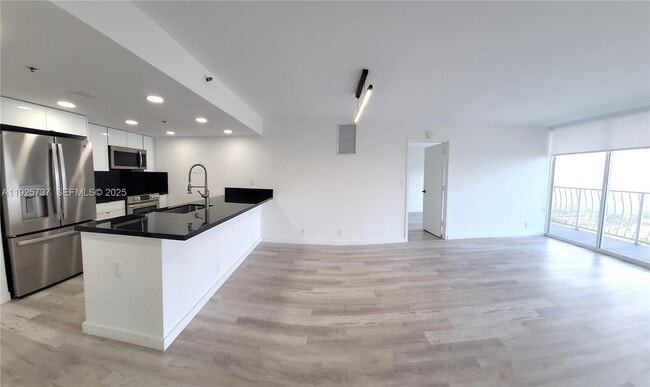 Building Photo - 7601 E Treasure Dr Unit 2103