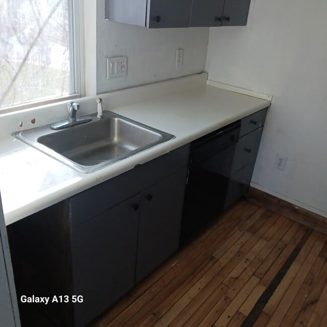 Building Photo - 1006 Victoria Ave Unit 1006 Victoria Ave A