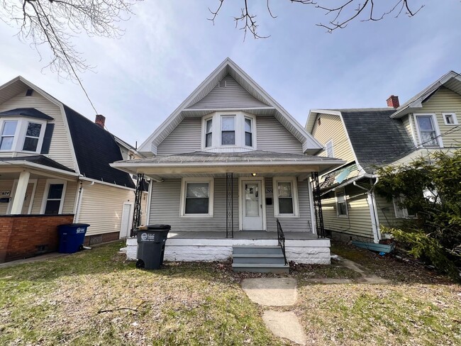 Building Photo - 2 Bedroom House with Bonus Room