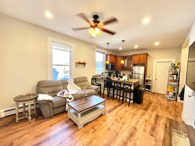 Building Photo - 717 Parker St