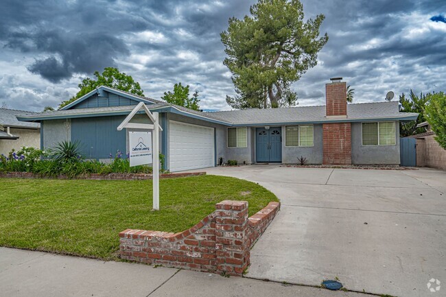 Building Photo - Single Story 4 Bedroom Home with a Pool fo...