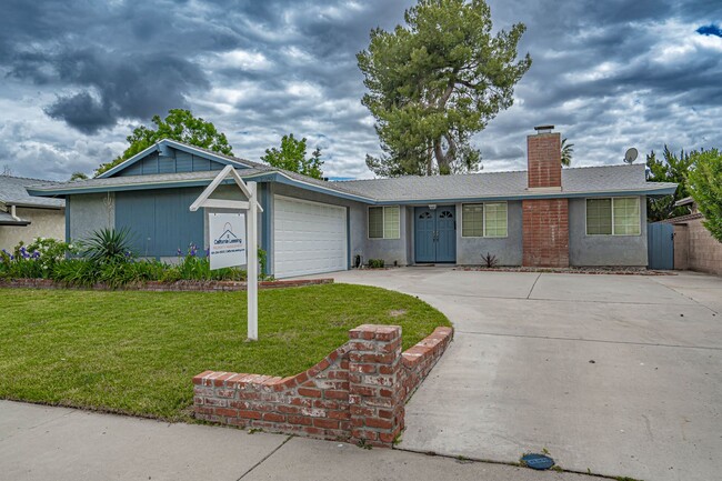 Building Photo - Single Story 4 Bedroom Home with a Pool fo...