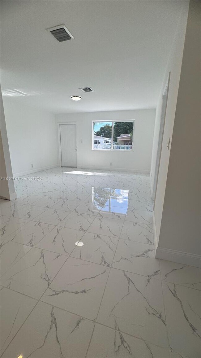 Photo - 901 NW 116th St