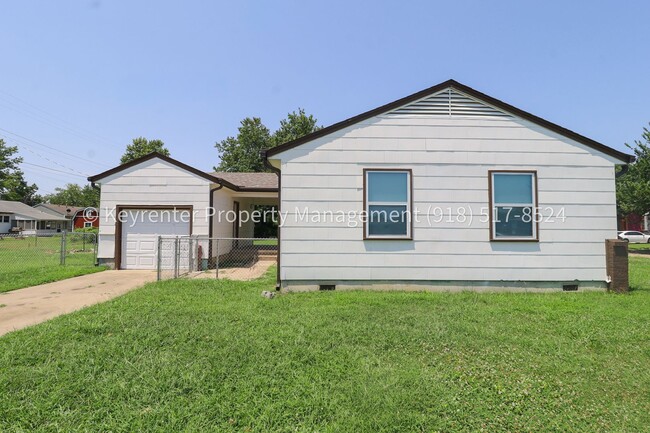 Photo - Beautifully Done 3 Bedroom House! Available for Immediate Move in!